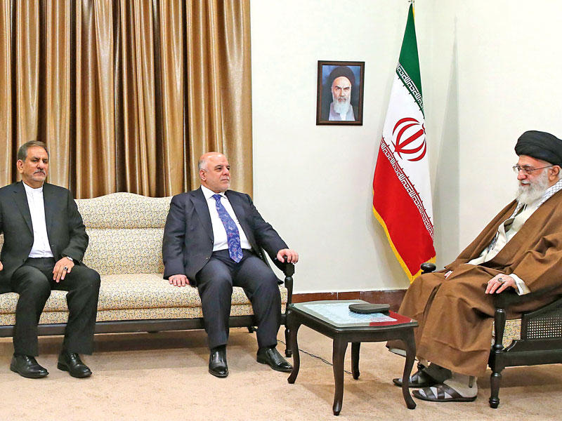 خامنئي مستقبلاً العبادي في طهران أمس، ويبدو جهانغيري حاضراً (أ ف ب)