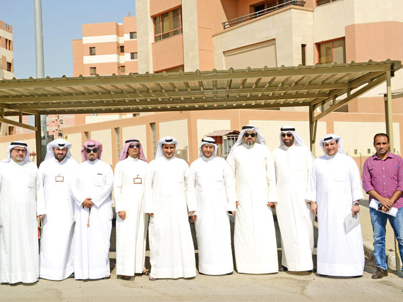 الفريق الحكومي خلال زيارته إلى شقق شمال غرب الصليبيخات