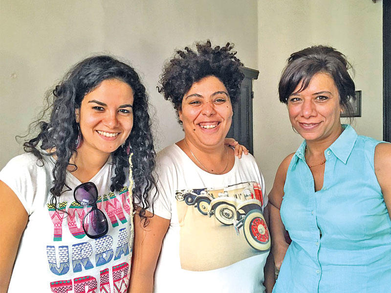 منال خالد مع بطلتين من الفيلم