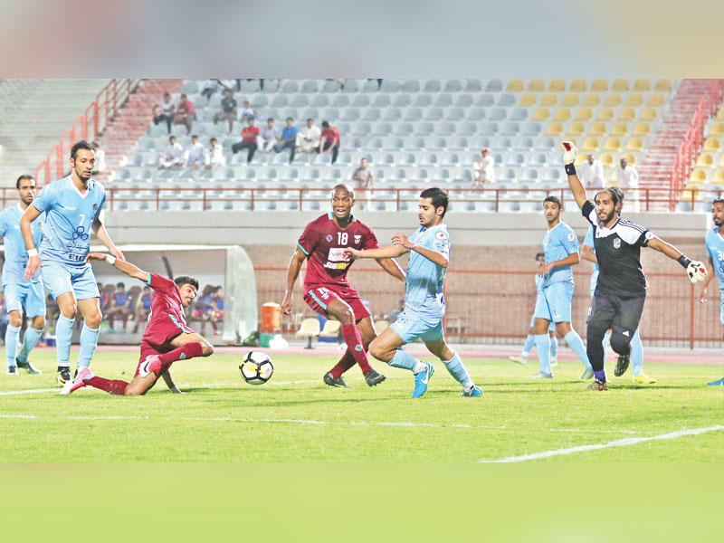 كرة خطيرة لفريق النصر أمام مرمى السالميةt(تصوير جورج رجي)