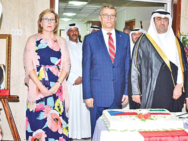 الوزير الروضان مع السفير التشيكي وحرمه