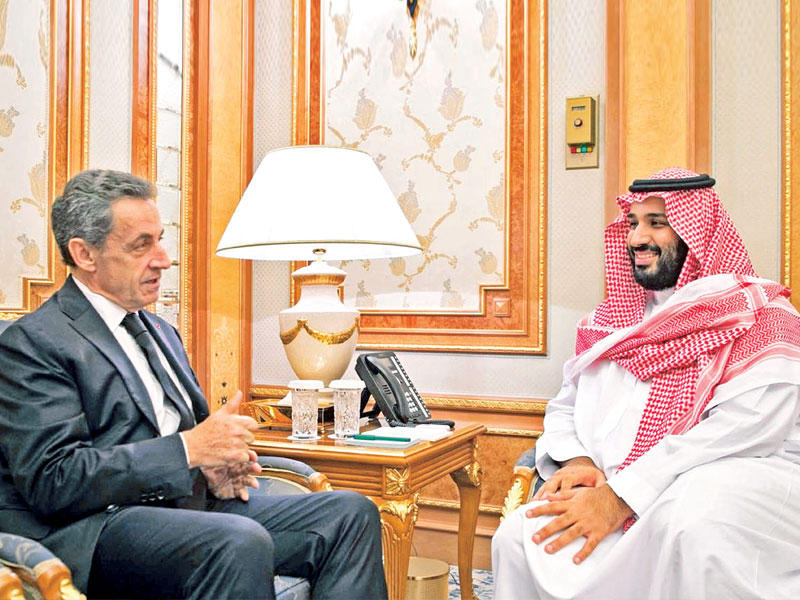 بن سلمان مستقبلاً الرئيس الفرنسي السابق نيكولا ساركوزي في الرياض أمس (واس)n