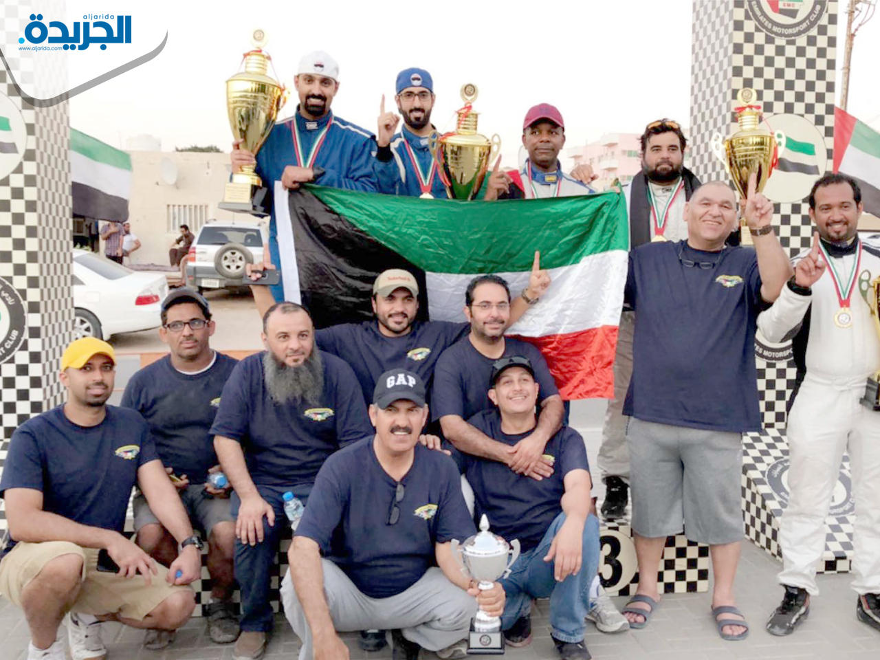 متسابقو نادي (باسل الصباح) للسيارات والدراجات على هامش مشاركتهم في الجولة الرابعة من بطولة الإمارات للراليات