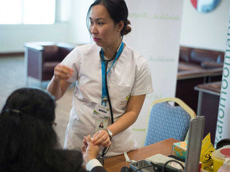 فحص إحدى موظفات البنك الوطني