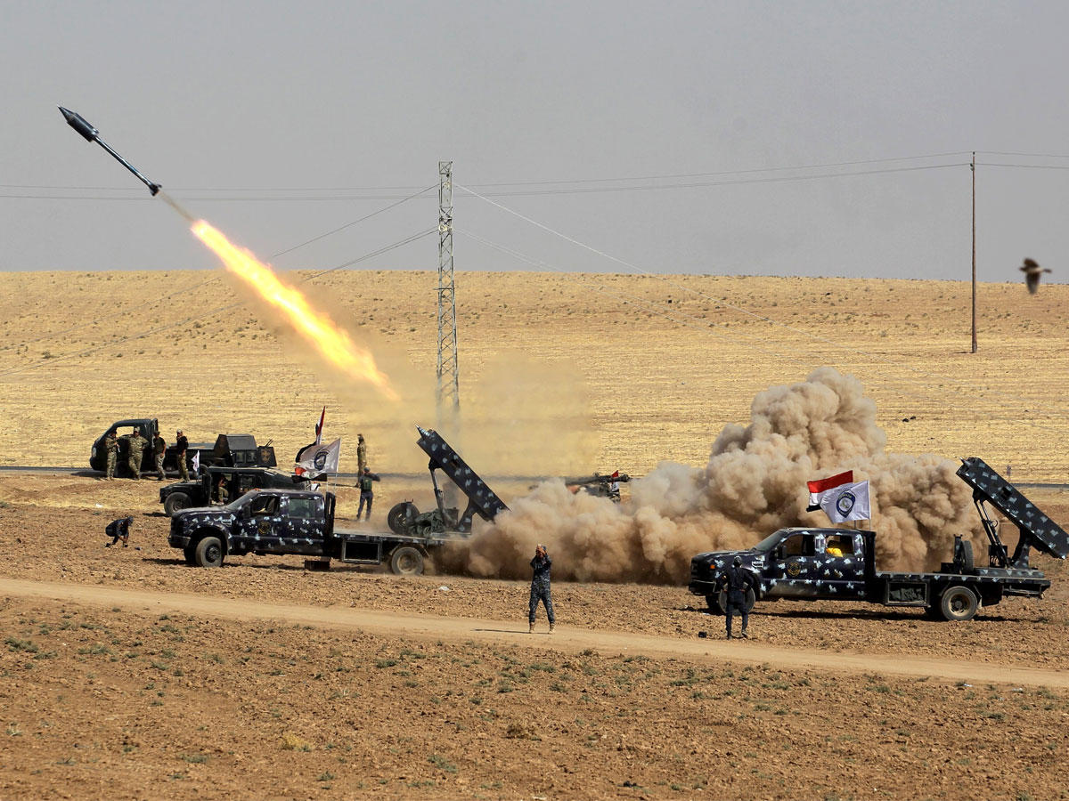 قذيفة صاروخية من القوات العراقية على تمركز البيشمركة قرب معبر فيشخابور أمس (أ ف ب)