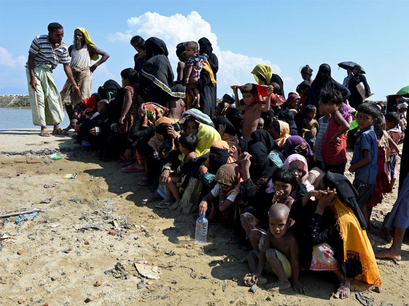 اللاجئون الروهنجيا يستريحون بعد عبورهم إلى بنغلاديش