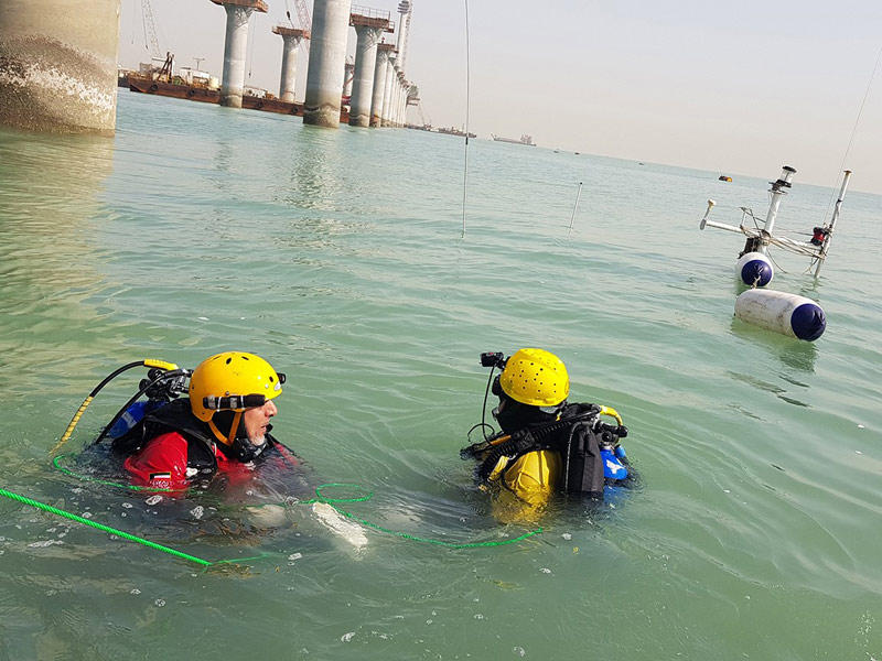 فريق الغوص في إحدى عملياته بجون الكويت