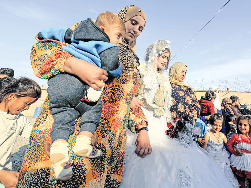 سورية تحتفل مع ذويها بزفافها في الرقة أمس الأول (أ ف ب)