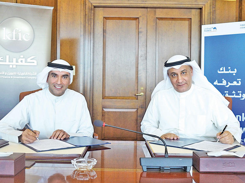 صلاح الفليج وطارق مشاري البحر خلال توقيع الاتفاقية