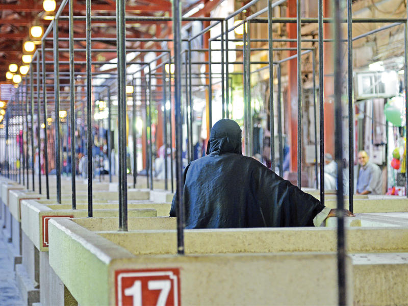 إحدى النساء في سوق الحريم (تصوير عبدالله الخلف)