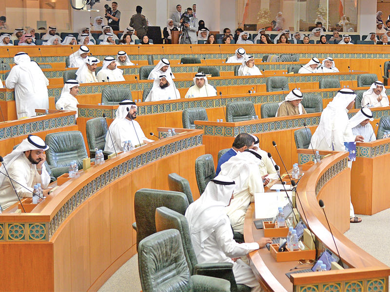 «الإيداعات والتحويلات المليونية» تطرح نفسها بقوة في المجلس