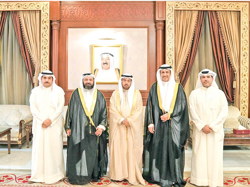 العتيبي والدقباسي والطبطبائي خلال مغادرة الوفد