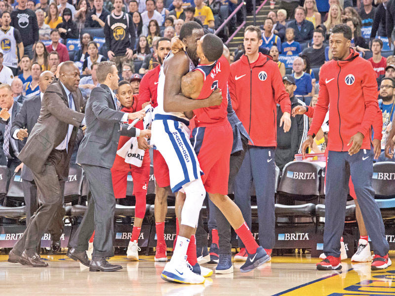 غرين نجم ووريرز خلال المشاجرة مع غوارد برادلي نجم ويزاردز