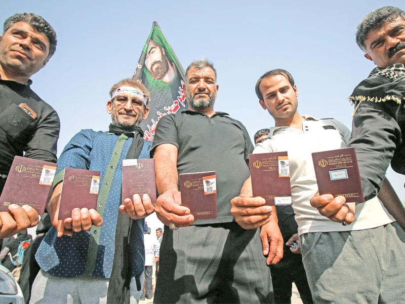 زوار إيرانيون يصلون إلى العراق للمشاركة في أربعين الإمام الحسين  (أ ف ب)