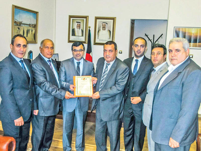 السفير الهاجري متوسطا الوفد الفلسطيني