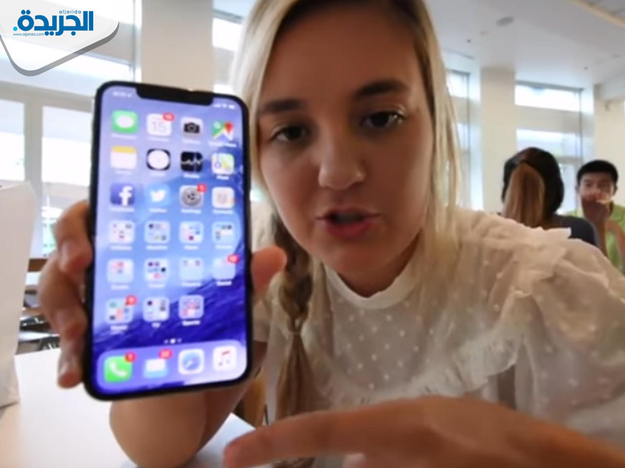 الفتاة بروكي بيترسون أثناء حديثها بالفيديو عن ايفون X