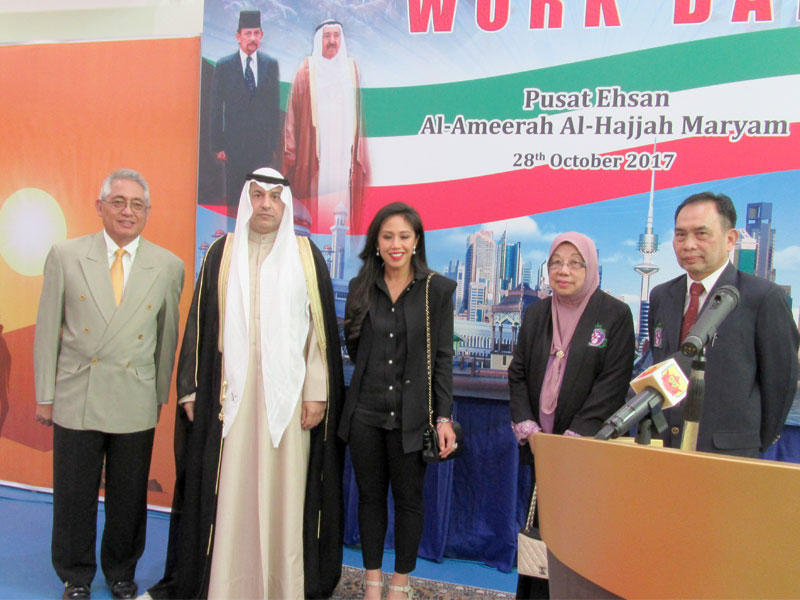 السفير الظفيري خلال زيارته المعرض الخيري في بروناي