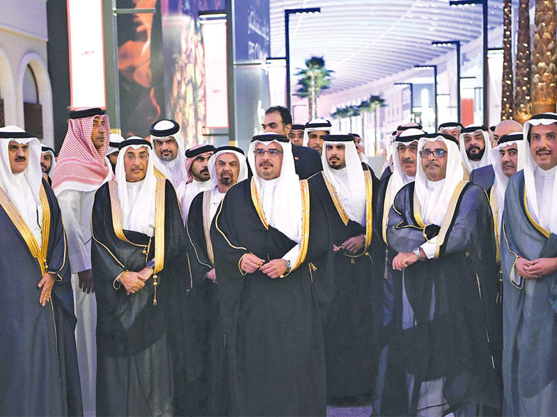 جانب من جولة ولي عهد البحرين في «الأڤنيوز»