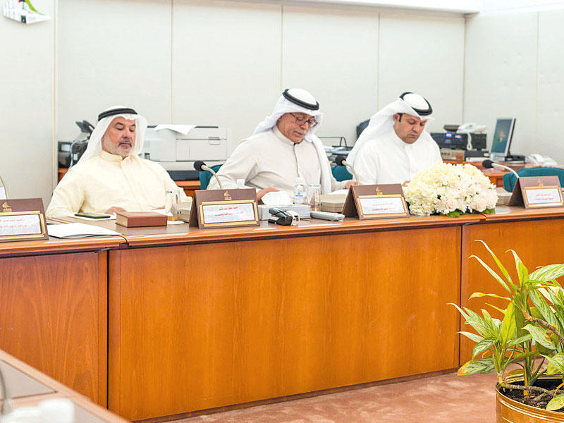 خورشيد مترئساً اجتماع المالية (تصوير عبدالله الخلف)