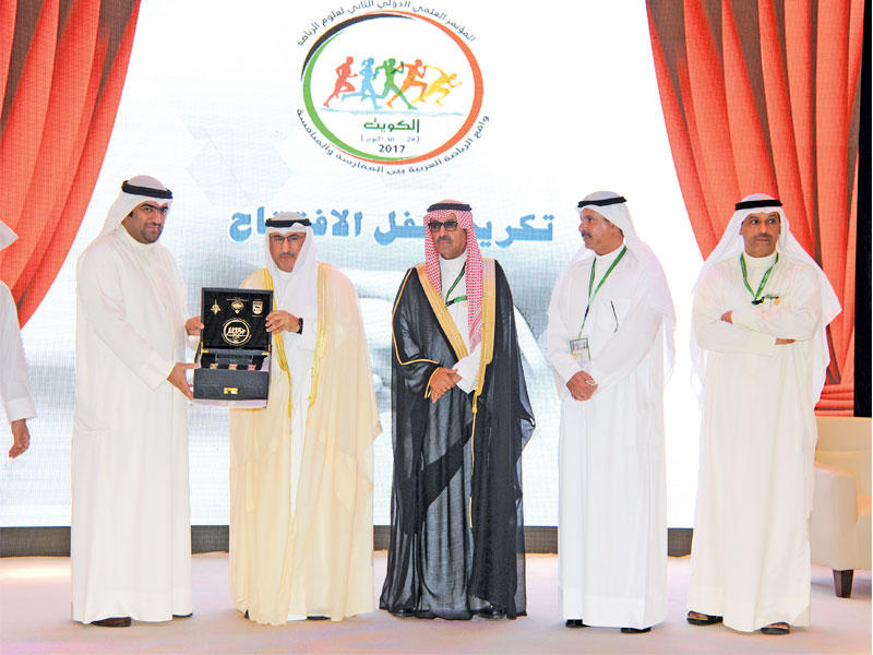 الفارس يكرم الروضان في المؤتمر   (تصوير عوض التعمري)