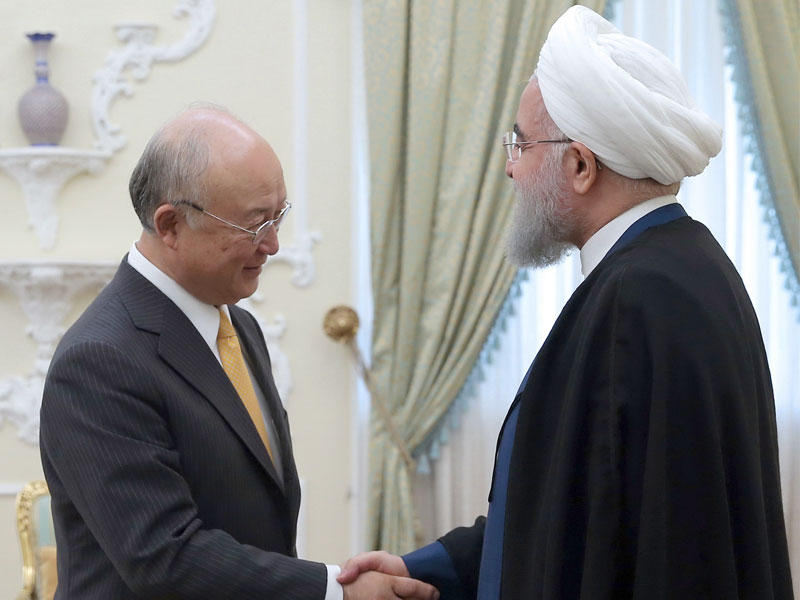 روحاني مستقبلاً أمانو في طهران أمس   (أ ف ب)