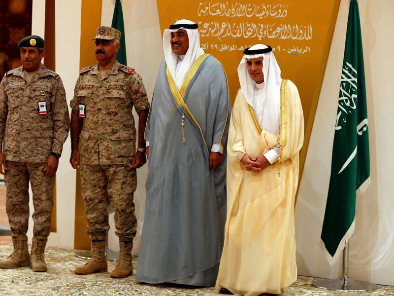 صباح الخالد والفريق الركن محمد خالد الخضر رئيس الأركان العامة للجيش الكويتي إلى جانب الجبير والبنيان في الرياض أمس  (رويترز)
