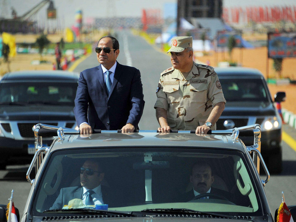 السيسي أثناء متابعة إجراءات التفتيش ورفع الكفاءة القتالية للفرقة الـ 19 مشاة في الجيش الثالث الميداني بالسويس أمس، بحضور وزير الدفاع الفريق أول صدقي صبحي 