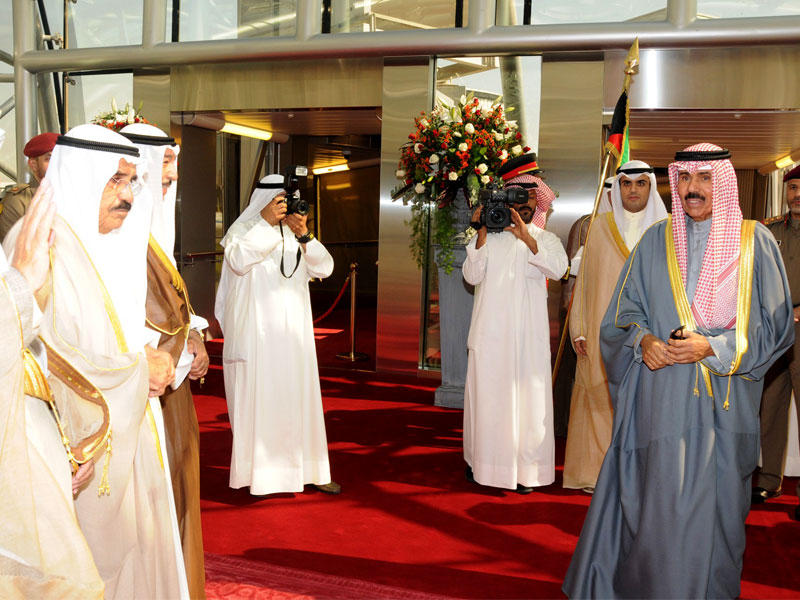 ولي العهد خلال مغادرته أمس إلى أميركا في زيارة خاصة يجري خلالها فحوصات طبية... وفي وداعه كبار الشيوخ