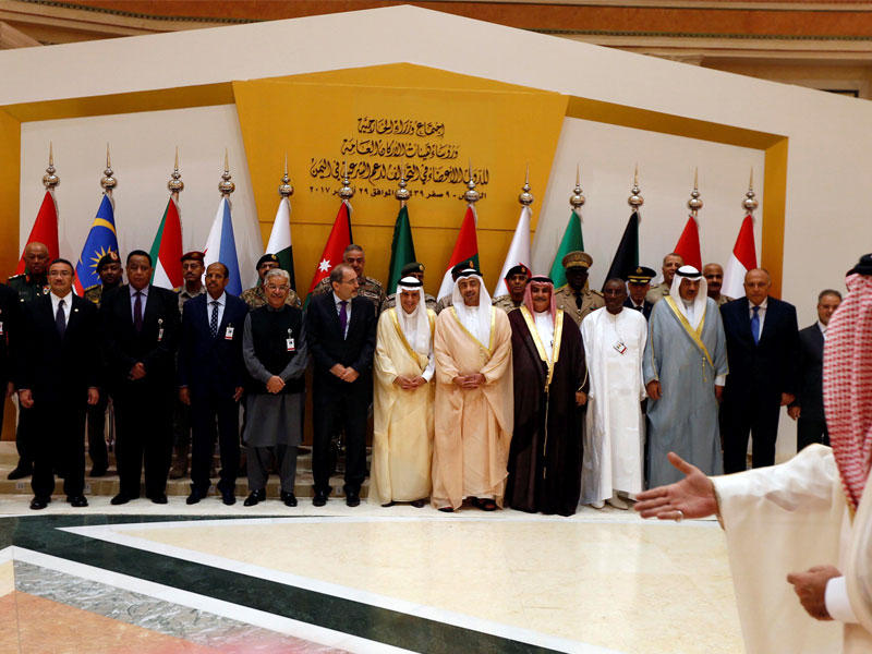 صورة جماعية للمشاركين في اجتماع الرياض أمس (رويترز)