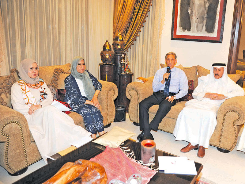 الرفاعي وإدريس يتوسطان الوقيان والعنزي أثناء الندوة