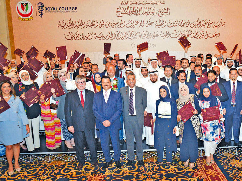 الحربي وهادي مع الأطباء الخريجين