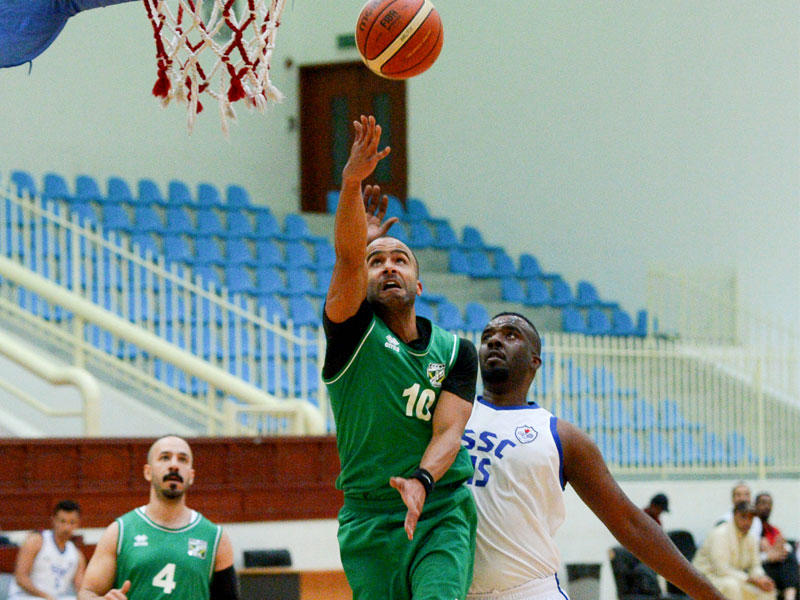 صراع تحت السلة في لقاء العربي والشباب