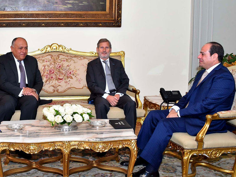 الرئيس السيسي خلال استقباله يوهانس هان المفوض الأوروبي بحضور وزير الخارجية المصري سامح شكري في القاهرة أمس (الجريدة)