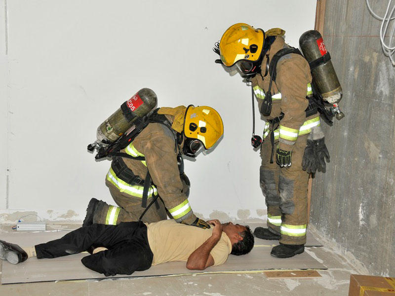رجال الإطفاء ينقذون أحد المصابين في التمرين
