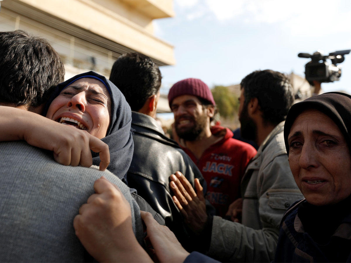 استقبال حافل لأحد الرهائن الفارين من قبضة «داعش» في بلدة القريتين بمحافظة حمص أمس الأول t(رويترز)