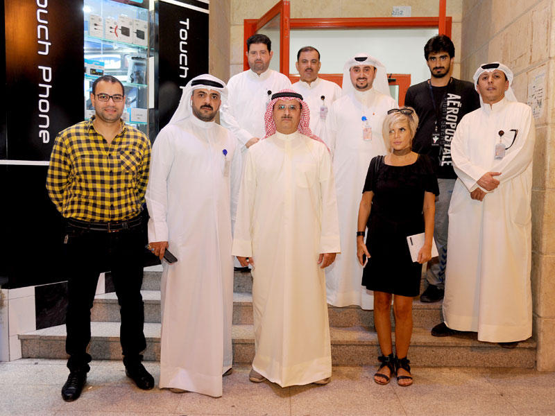 المطوطح وفريق التفتيش أمام أحد مجمعات حولي (تصوير عبدالله الخلف)