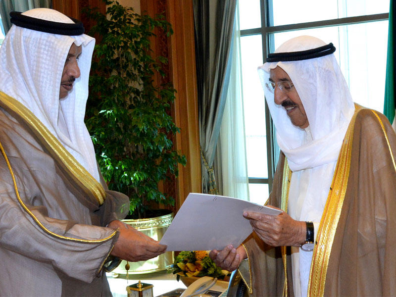 الأمير متسلماً استقالة الحكومة من المبارك أمس