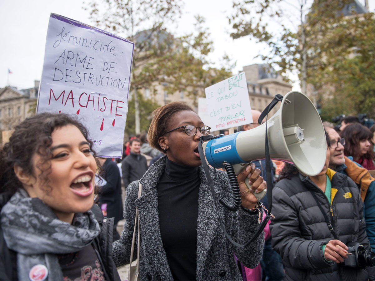 النساء يصرخن شعارات خلال تجمع ضد العنف الجنسي ضد المرأة