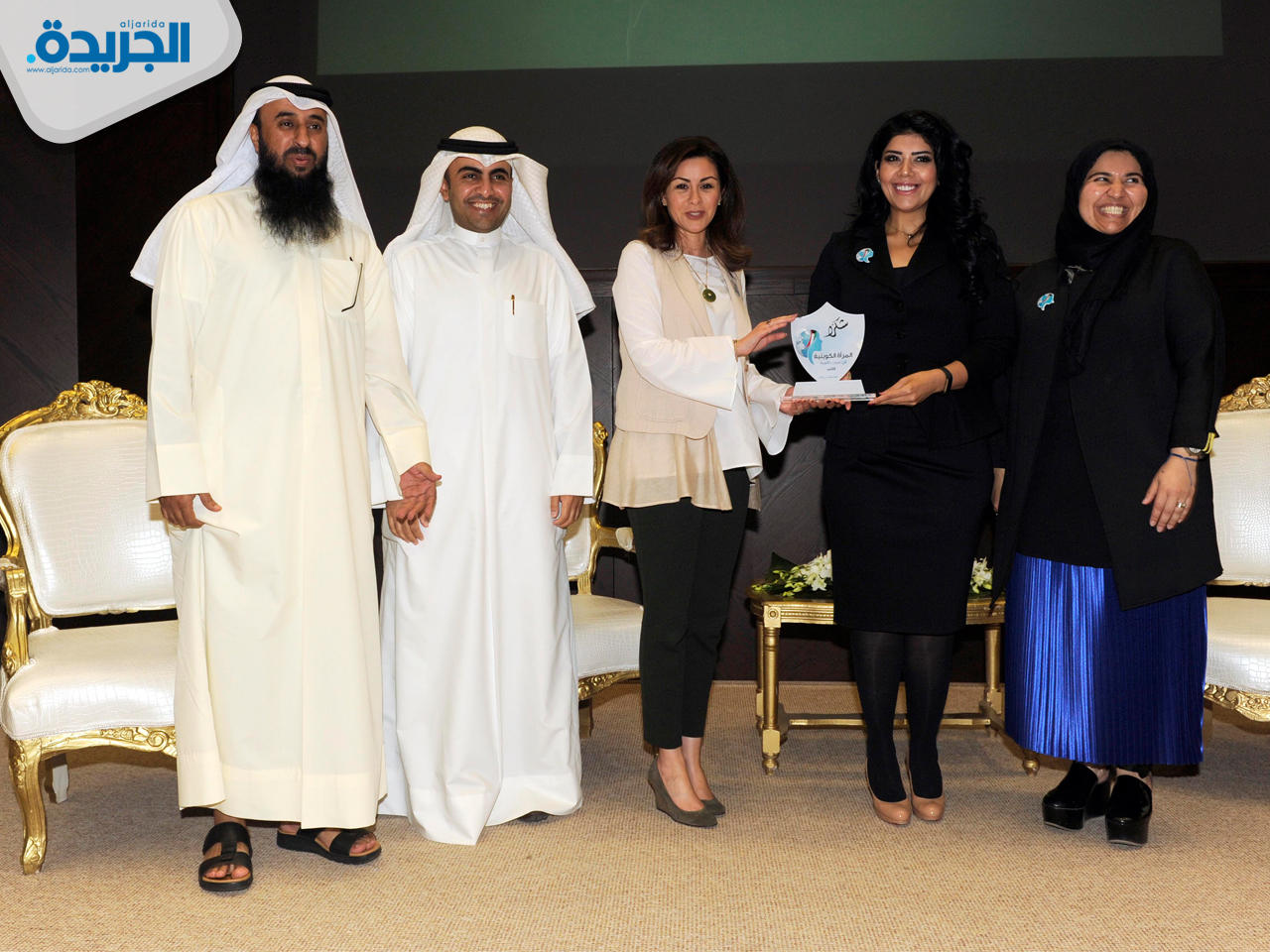 وكيلة وزارة الدولة لشؤون الشباب الزين الصباح مع مجموعة من العاملين في مجال العمل التطوعي