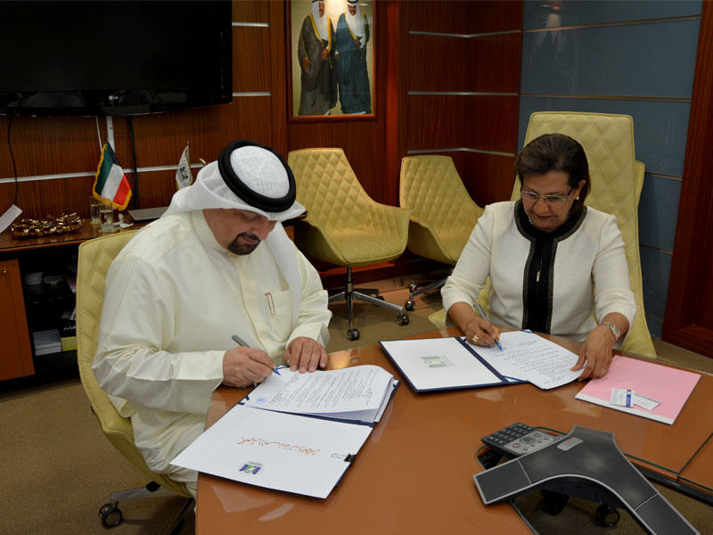 الحمود خلال توقيع الاتفاقيات