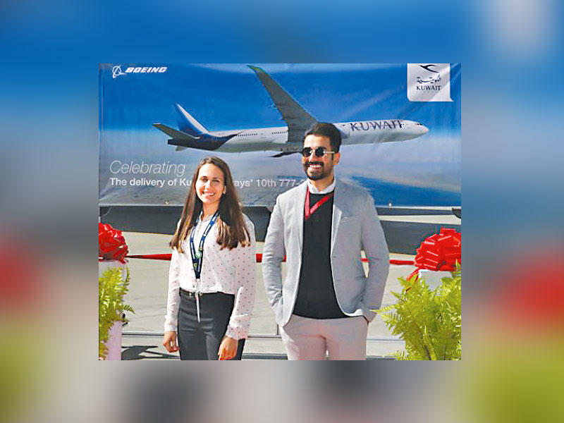 الشابان الكويتيان اثناء تسليم طائرة البوينغ