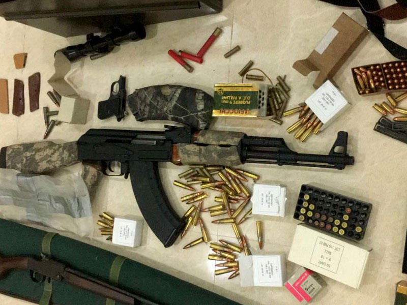 الأسلحة التي عثر عليها بحوزة المتهم