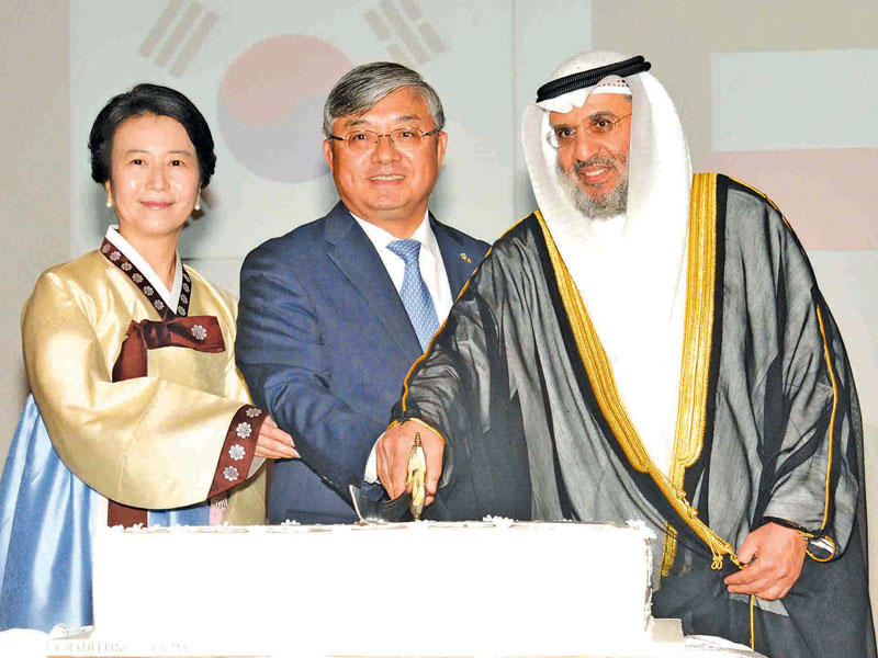 الوزير المطوع والسفير الكوري يقطعان قالب الحلوى