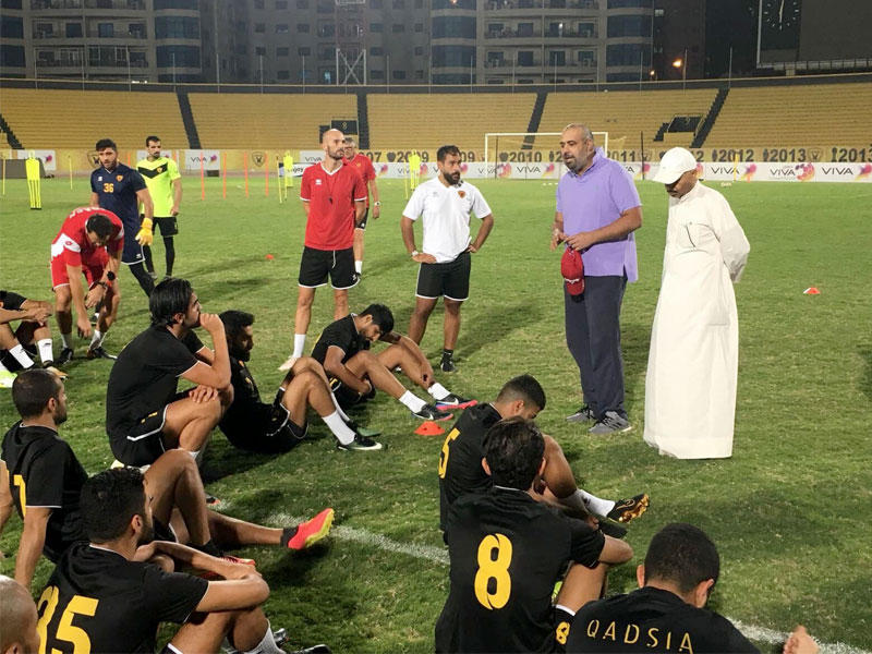 الفهد مع اللاعبين عقب توليه المهمة