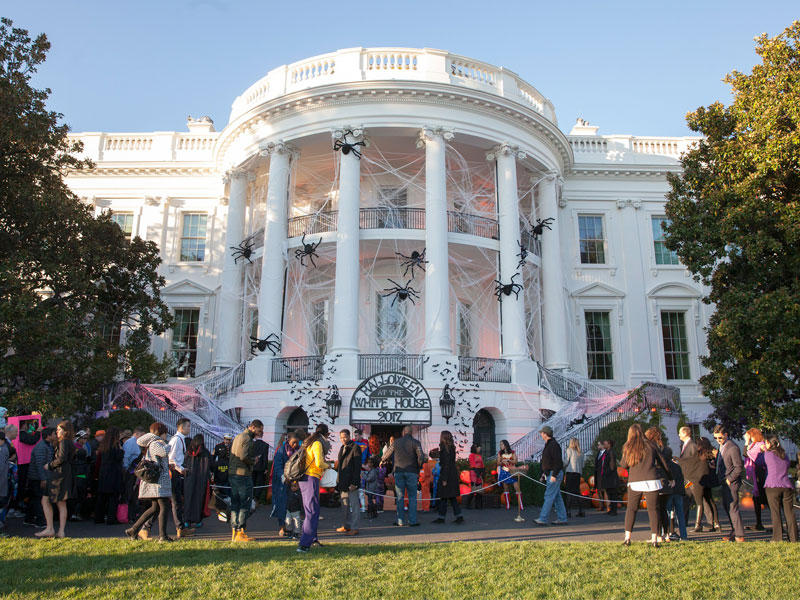عقارب عملاقة على البيت الأبيض في هالوين أمس  (أي بي أيه)
