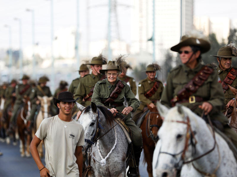 استعراض لرابطة الخيل الأسترالية في الذكرى المئوية لمعركة بئر السبع أمس الأول (رويترز)