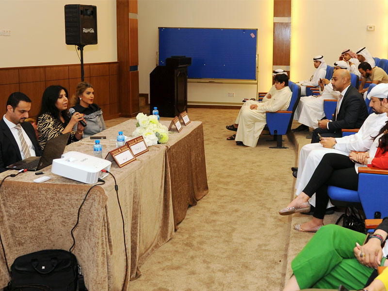 الصانع متحدثة إلى الحضور (تصوير عبدالله الخلف)