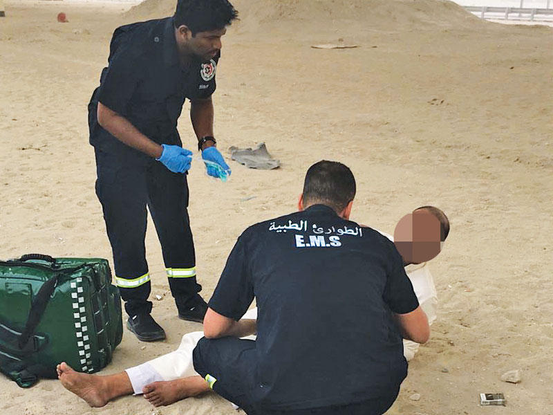 إسعاف أحد المصابين