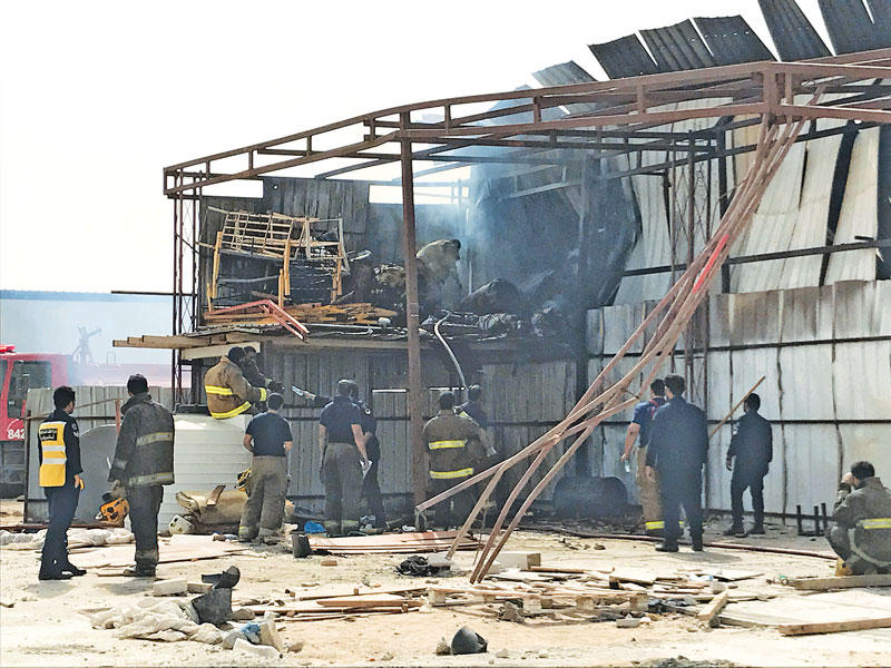 رجال الإطفاء يكافحون الحريق