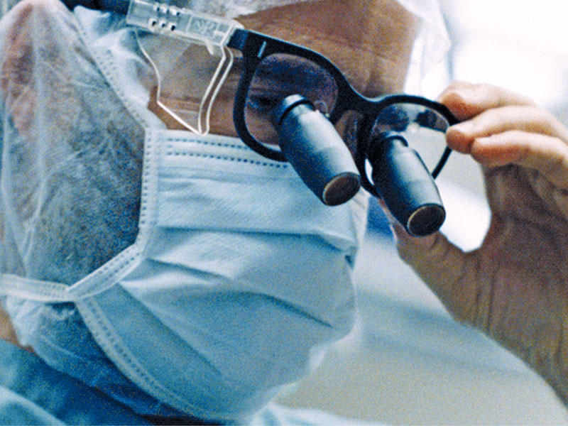 كولن فاريل في دور طبيب القلبn